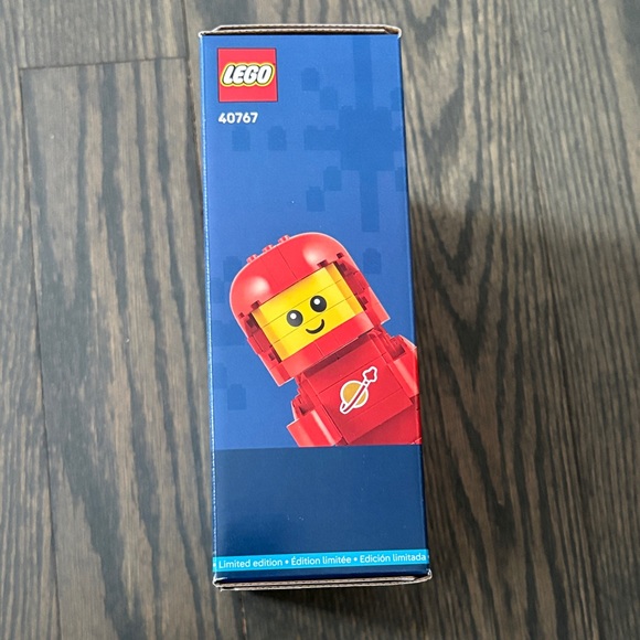 LEGO Red Mini Astronaut Building Set - Picture 3 of 5